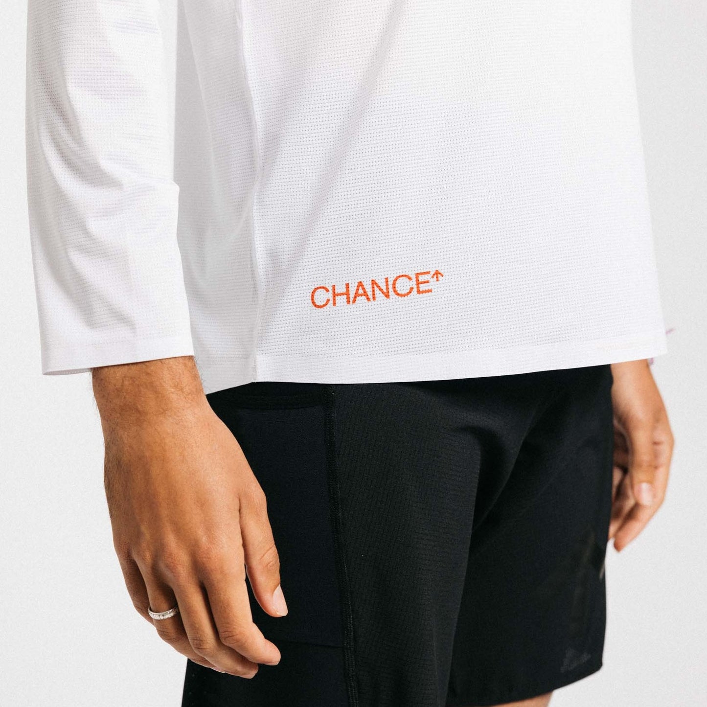 CHANCE - AROW LIGHTWEIGHT LONG SLEEVE V2 White and Coral 【SS24CHNC14A-WHT】