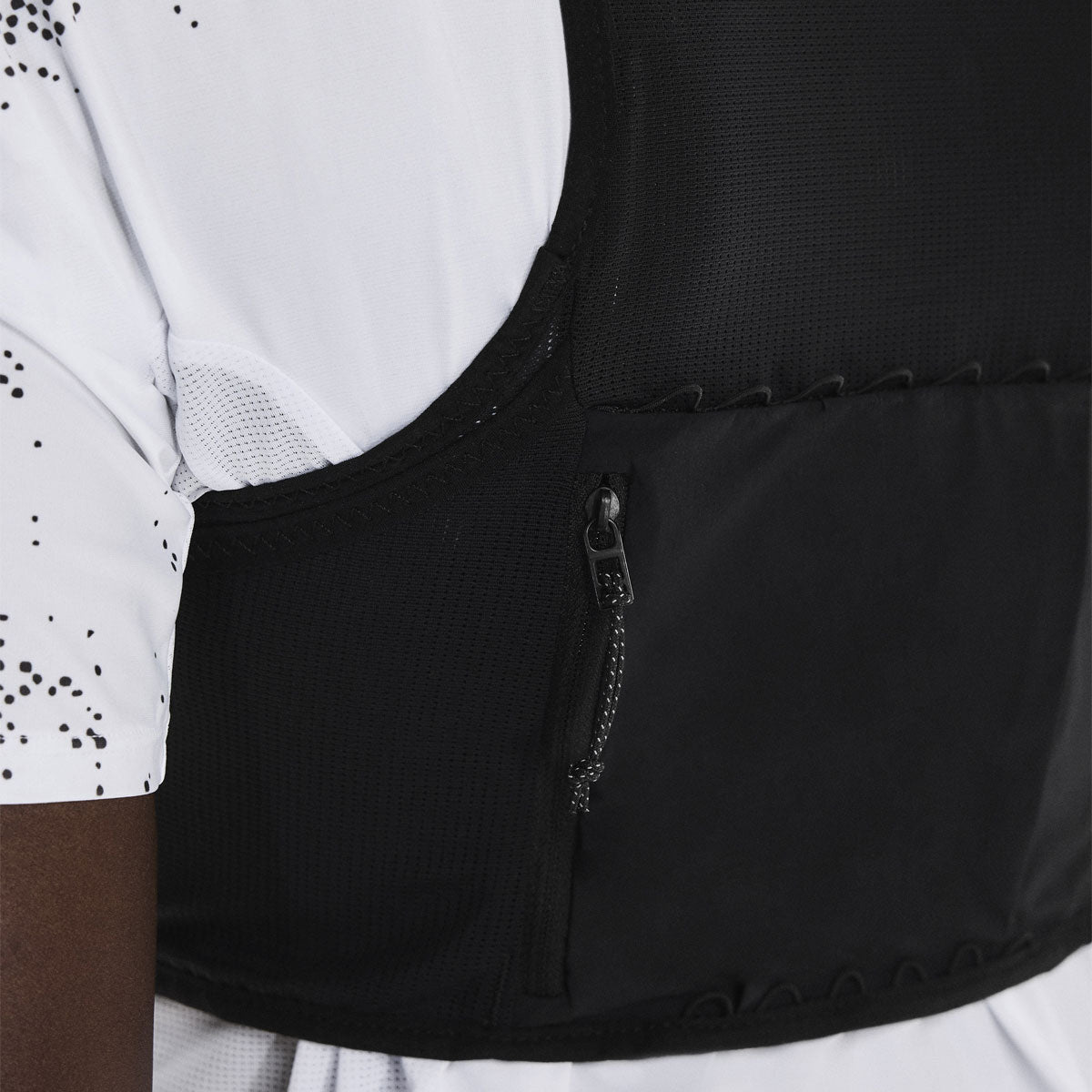 On - Ultra Vest Pro U Black 【2UF30130553】
