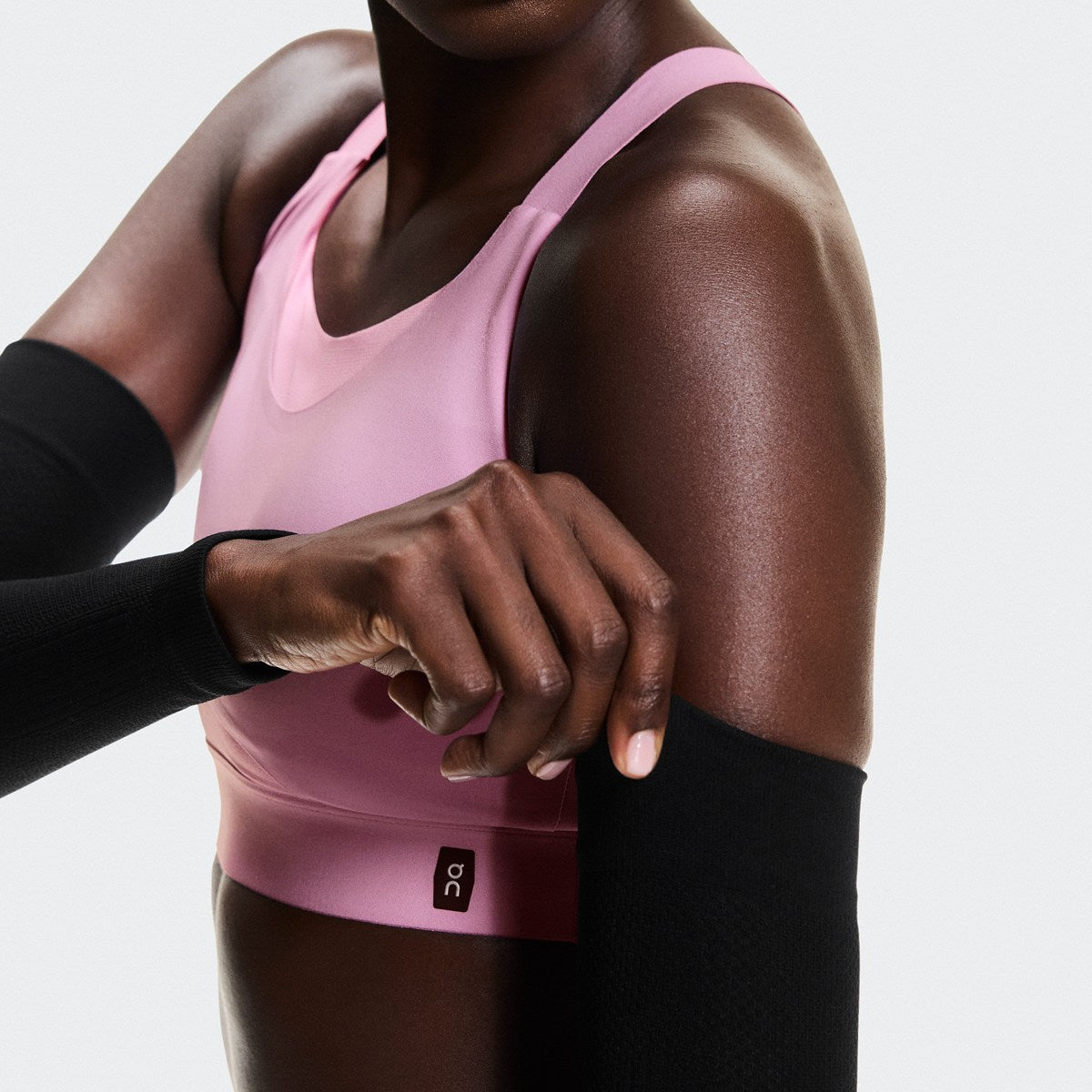 On - Performance Arm Sleeves U Black | Black 【2UF10541043】